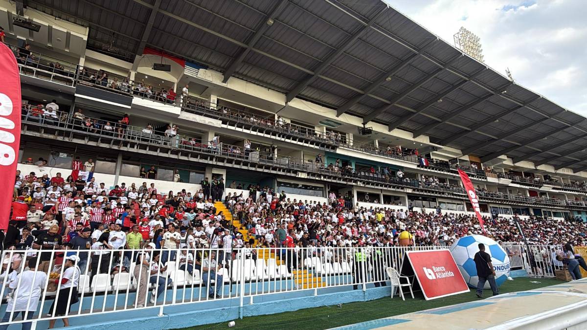 Espectacular llegada de la Ultra Fiel, la chica de Olimpia que fue la sensación y llenazo en el Chelato Uclés para la final