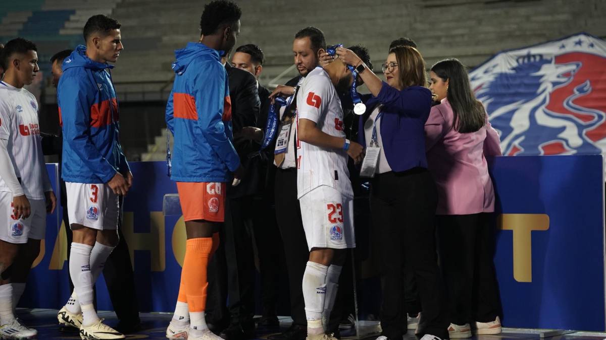 ¡Festejo del campeón! Besos al goleador, Diego Vázquez celebró en el camerino y locura de la plantilla de Motagua con el título