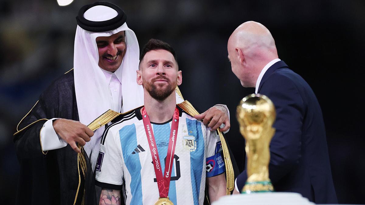La jugosa suma de dinero que un abogado le está ofreciendo a Messi por la ‘capa’ que lució tras ganar el Mundial de Qatar