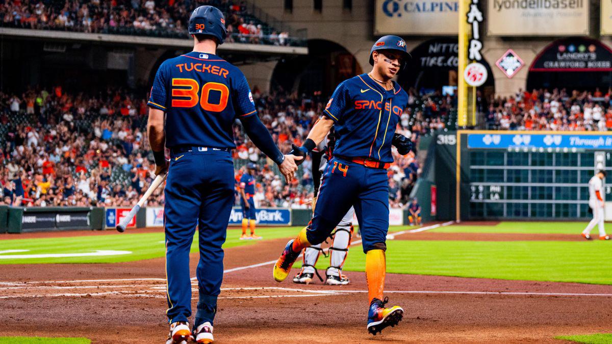 La noche soñada de Mauricio Dubón: Ovacionado por todo el estadio y la familia que lo ama por jugar con los Astros