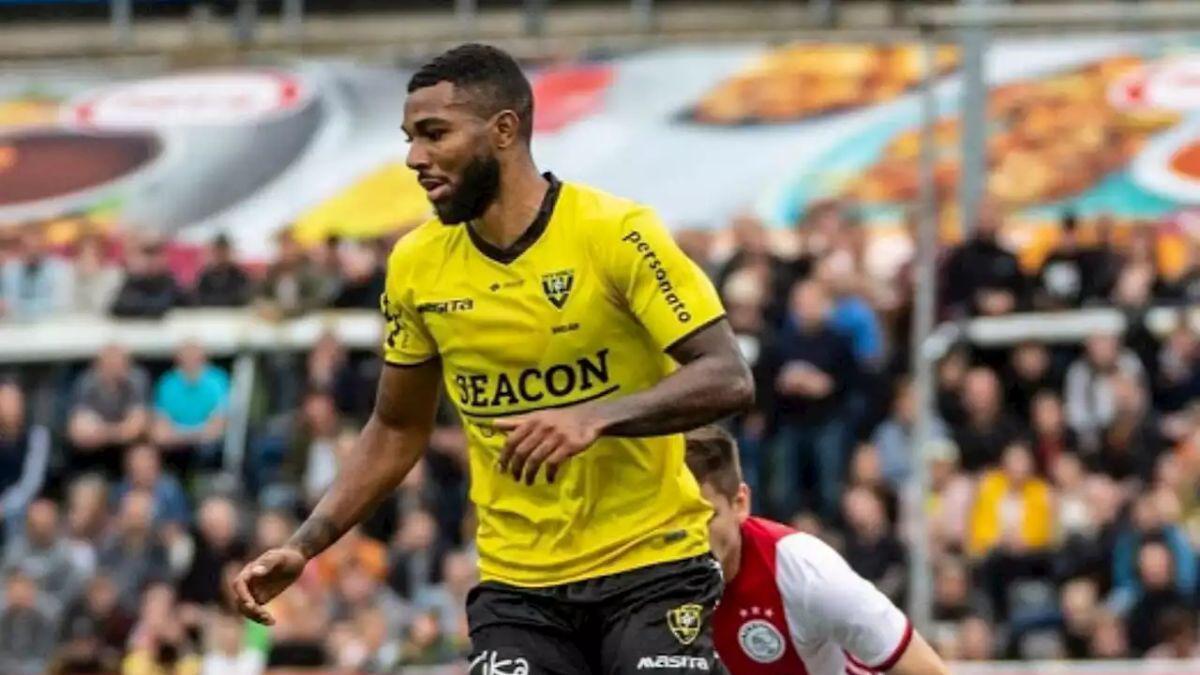 ¡No tiene equipo! De ser el más joven en debutar con el Liverpool a vender pollo frito en las calles de Inglaterra