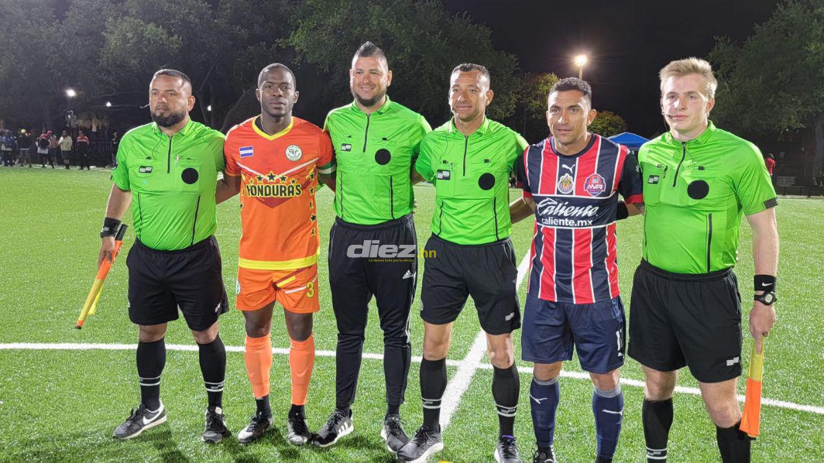 Maynor Figueroa posando con la cuarteta arbitral: su club enfrentó a Chivas Alabama.