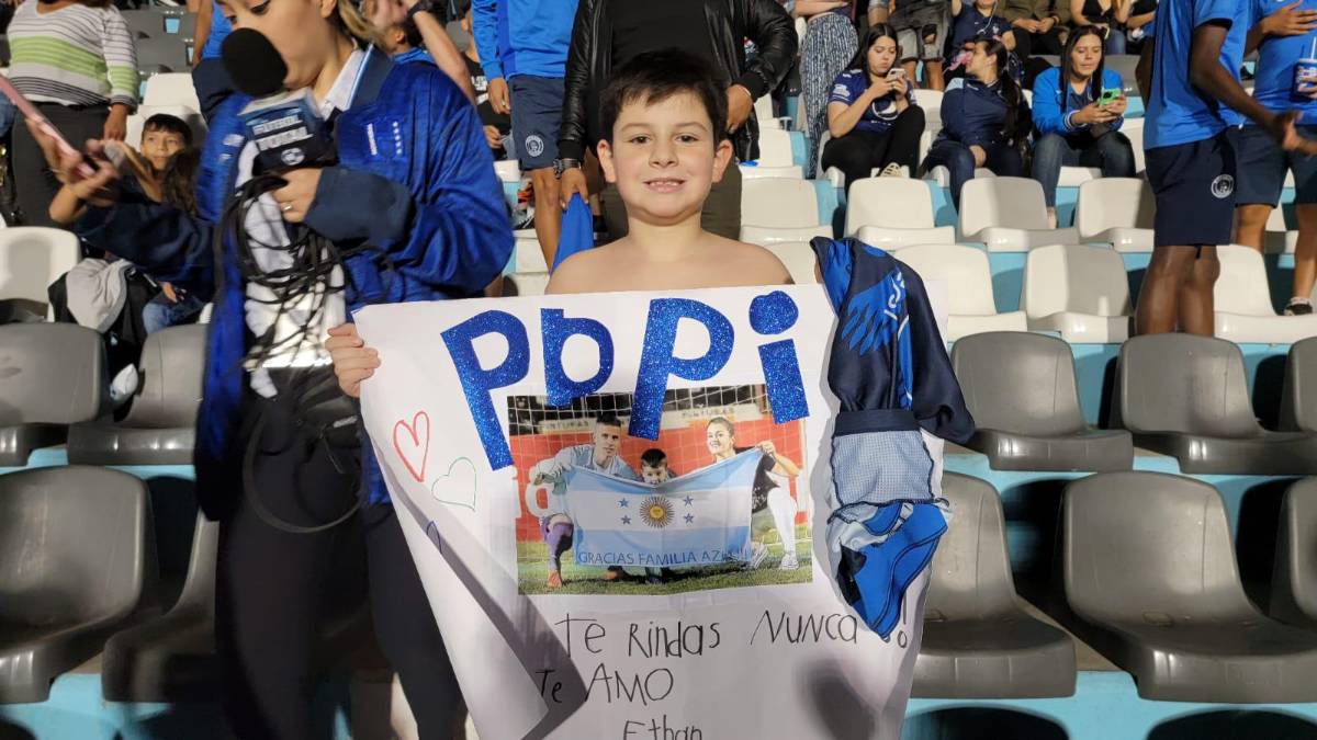 ¿Quién era la chica de rojo? La sangre se hizo presente en la cancha, las preciosas chicas de Motagua y ¿quién comía tajaditas?