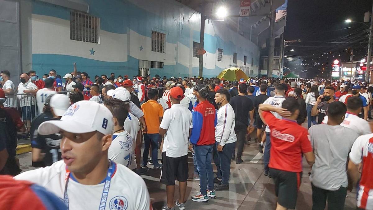 ¡Increíble llenazo! Aglomeración de aficionados a las afueras del estadio Nacional es una locura previo al Olimpia-Municipal