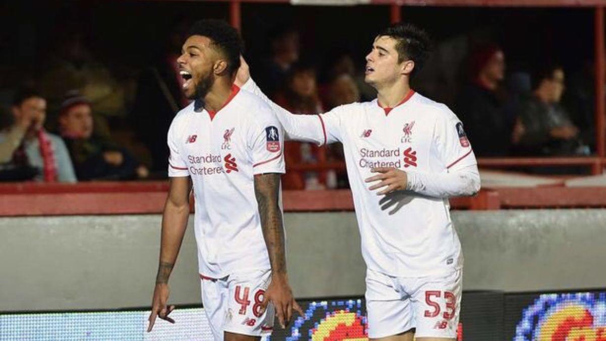 ¡No tiene equipo! De ser el más joven en debutar con el Liverpool a vender pollo frito en las calles de Inglaterra