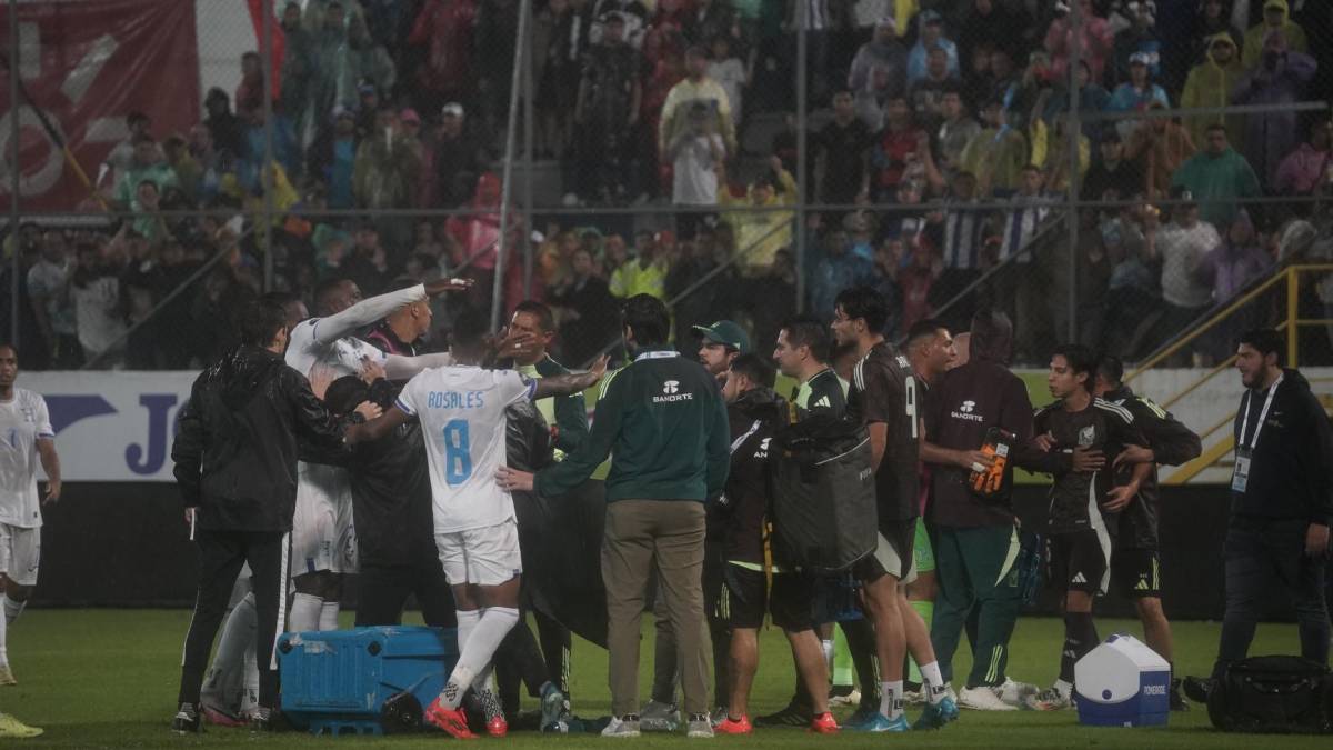 Yustin Arboleda tuvo debut destacado con Honduras frente a México, agarrón con dos jugadores y se le vio bien acompañado