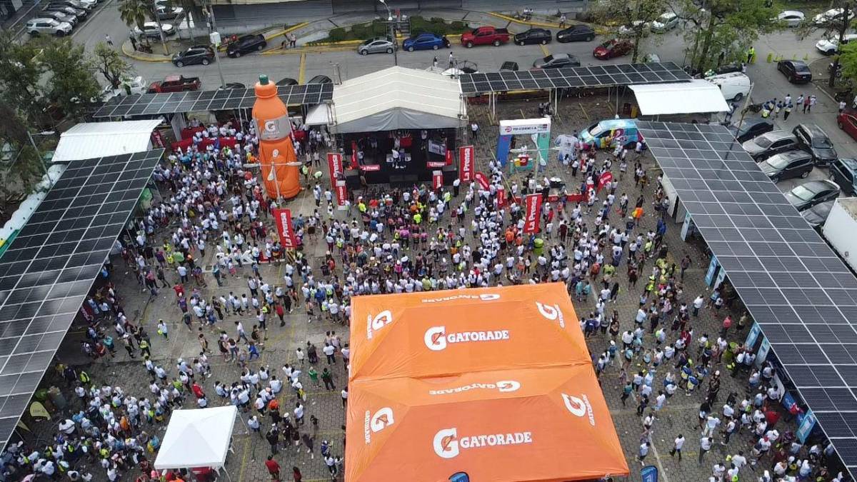 Maratón La Prensa: Atletismo puro, belleza femenina, mascotas corriendo y alegría en búsqueda de la meta