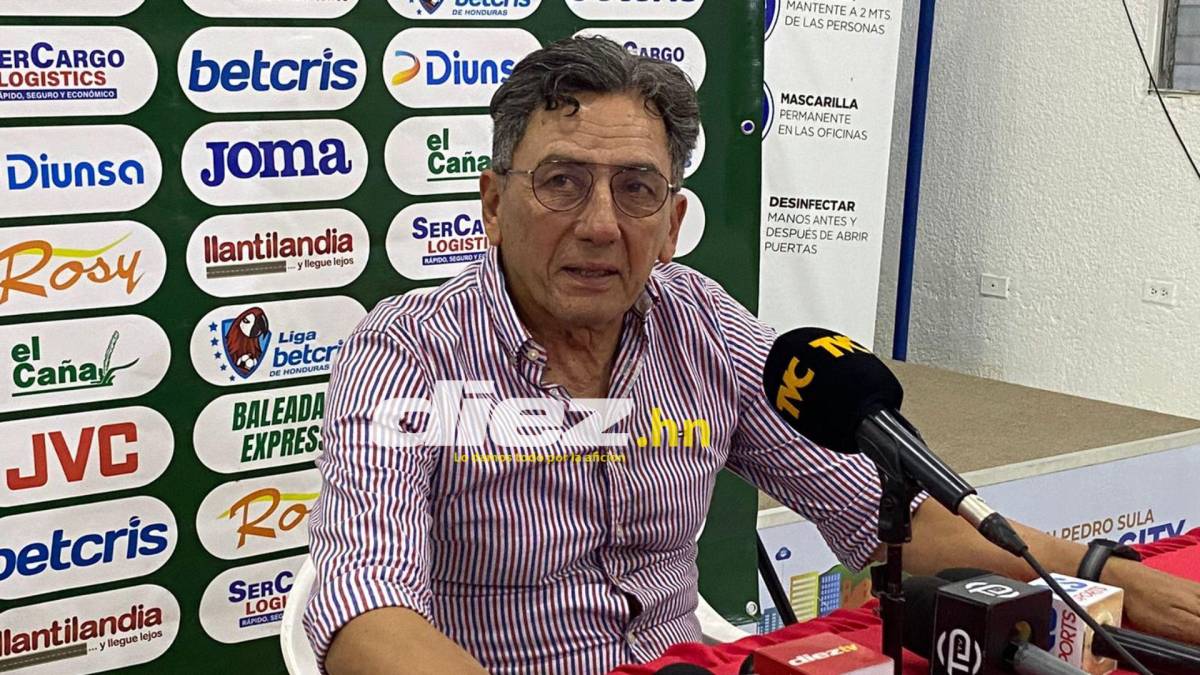 Salomón Nazar en la conferencia de prensa luego de la victoria del Marathón sobre el Olimpia.