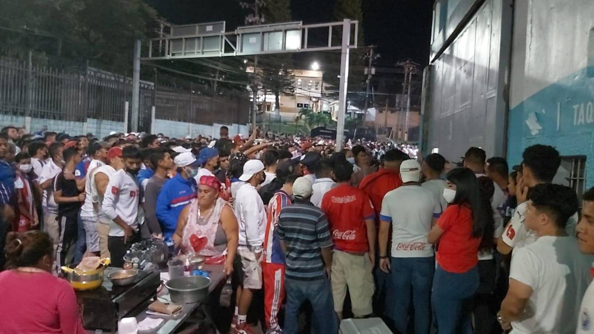¡Increíble llenazo! Aglomeración de aficionados a las afueras del estadio Nacional es una locura previo al Olimpia-Municipal