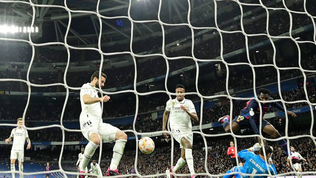 La llave de lucha libre de Vinicius, el error de Ansu y la pica entre Xavi y Carvajal en el Real Madrid-Barcelona por Copa del Rey