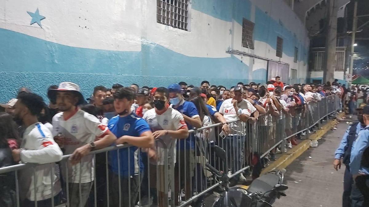 ¡Increíble llenazo! Aglomeración de aficionados a las afueras del estadio Nacional es una locura previo al Olimpia-Municipal