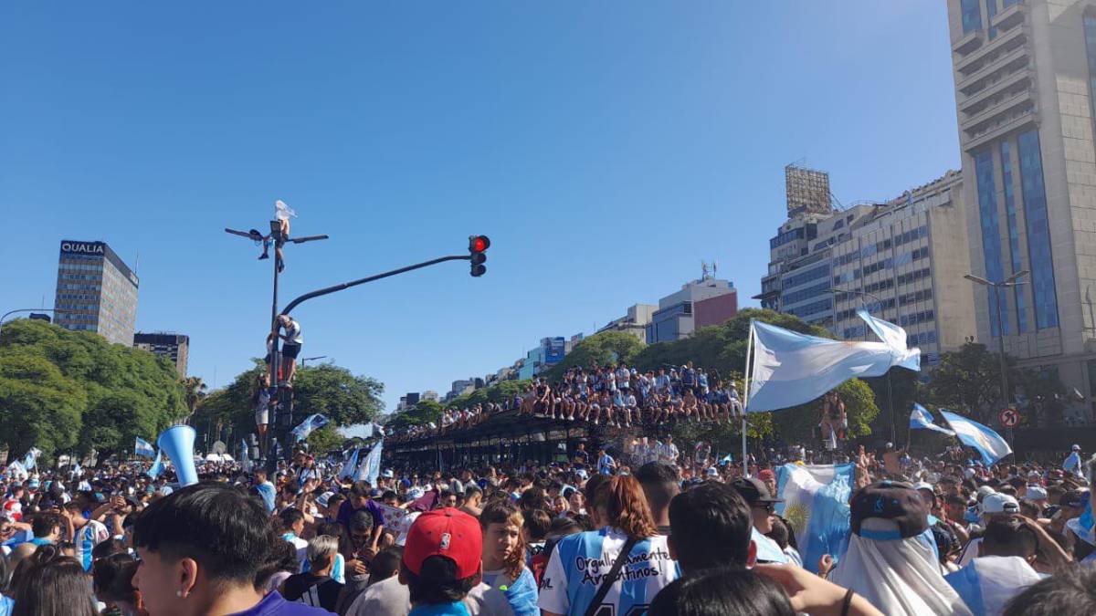 Una marea de gente y feriado nacional: Locura total en el Obelisco por el título de Argentina en la Copa del Mundo