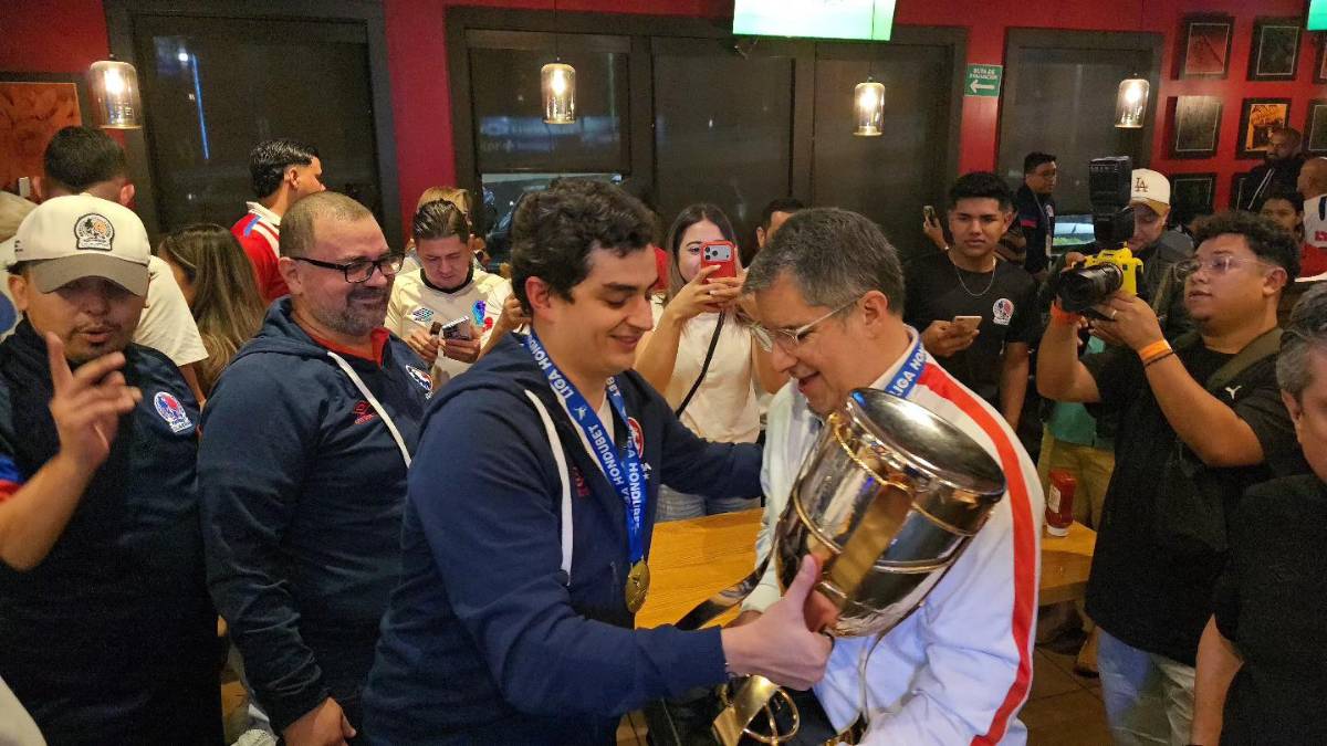 ¡Abrazo de campeón y la figura presente! Así fue la celebración íntima de la directiva y jugadores tras la conquista de la copa 40