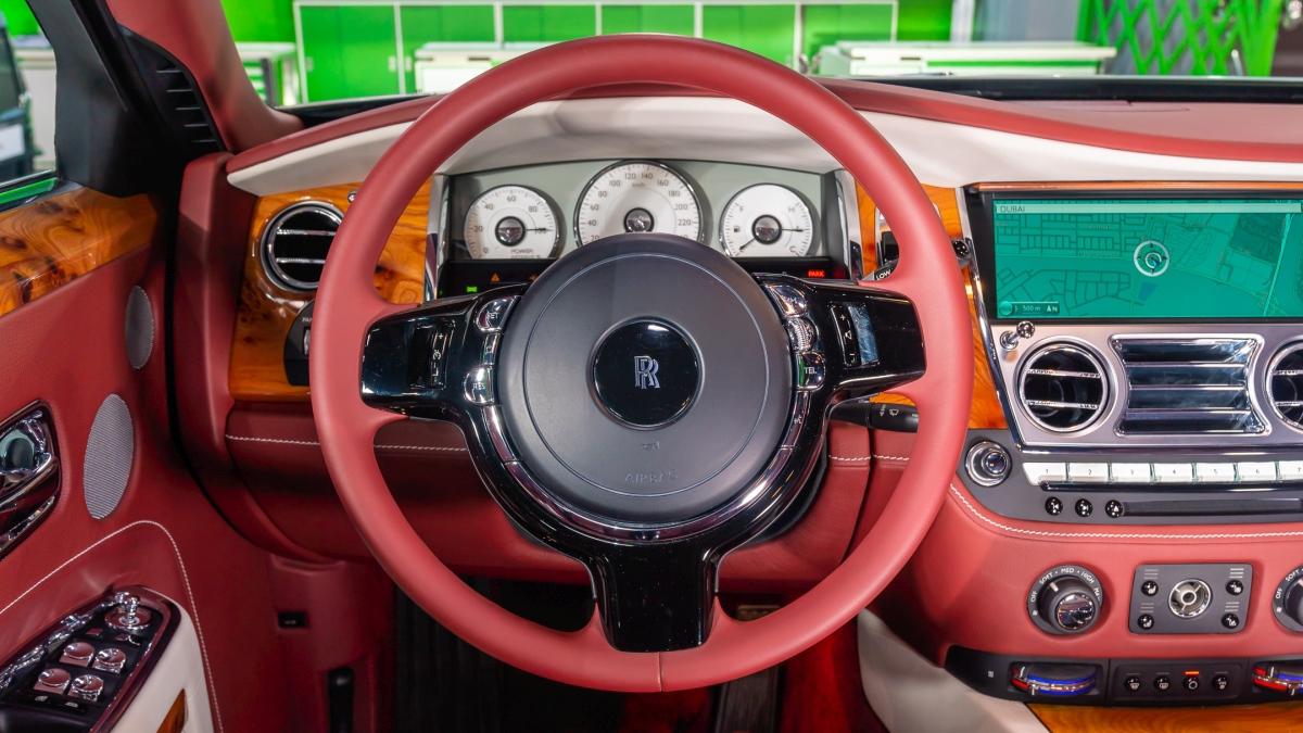 ¡Jennifer López y Cristiano Ronaldo tienen uno! Así es el Rolls-Royce Ghost, el último lujito de Teófimo López