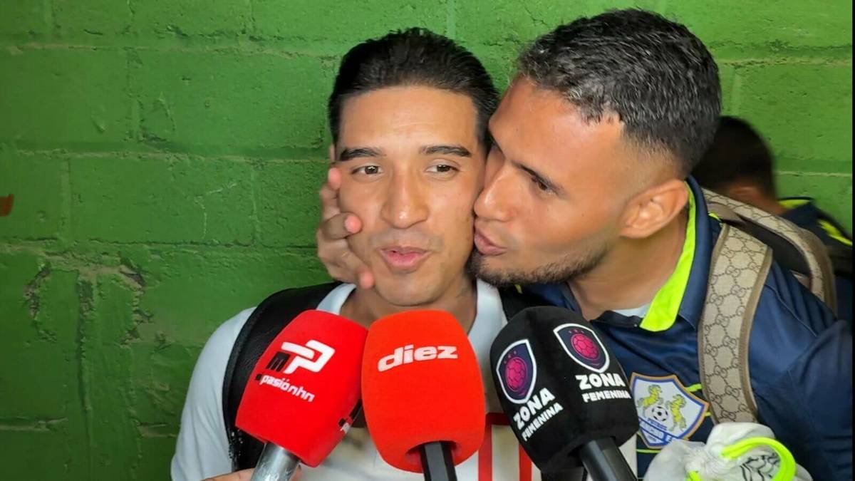 Michaell Chirinos se lleva tremendo beso de otro jugador, el inesperado salvador y homenaje a Orinson Amaya