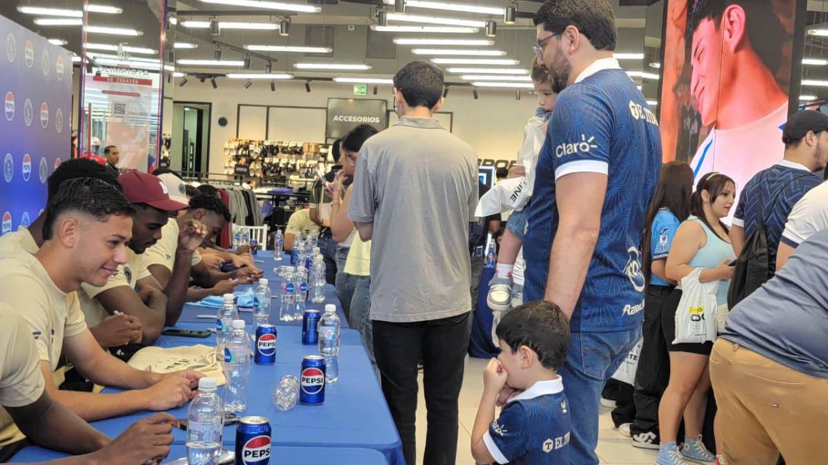Tremendo abrazo a Javier López; así se deja querer Motagua por su afición en Tegucigalpa