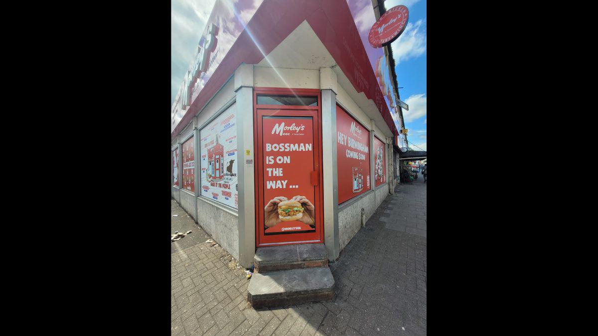 ¡No tiene equipo! De ser el más joven en debutar con el Liverpool a vender pollo frito en las calles de Inglaterra