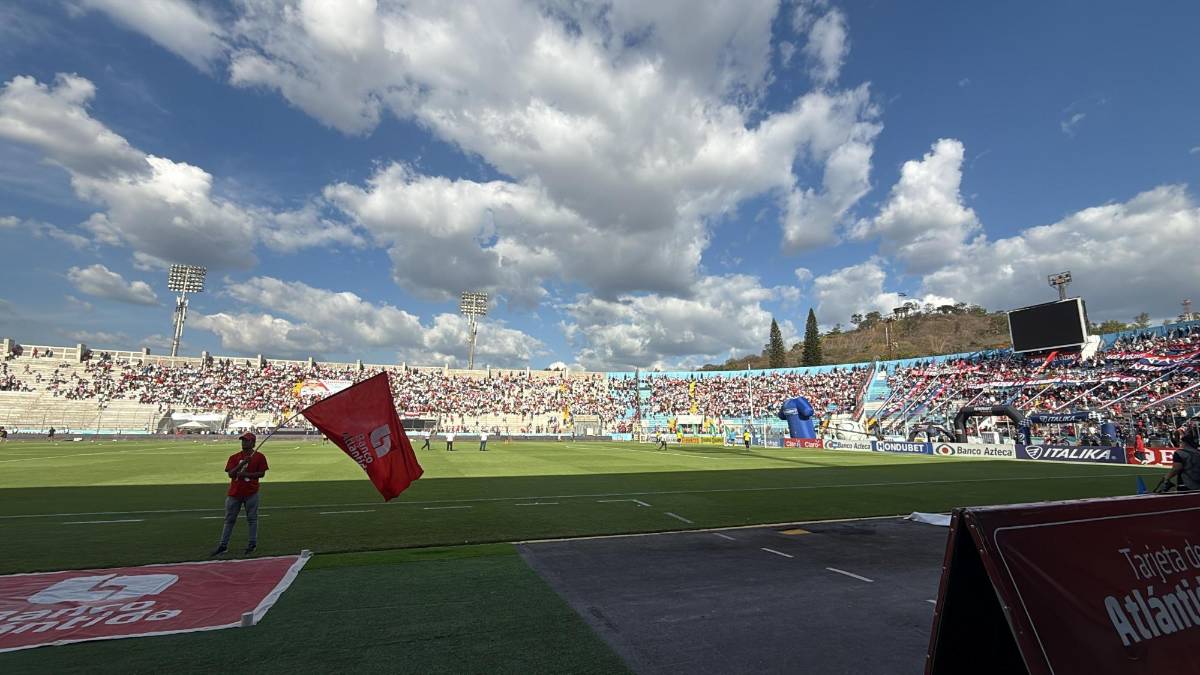 Espectacular llegada de la Ultra Fiel, la chica de Olimpia que fue la sensación y llenazo en el Chelato Uclés para la final