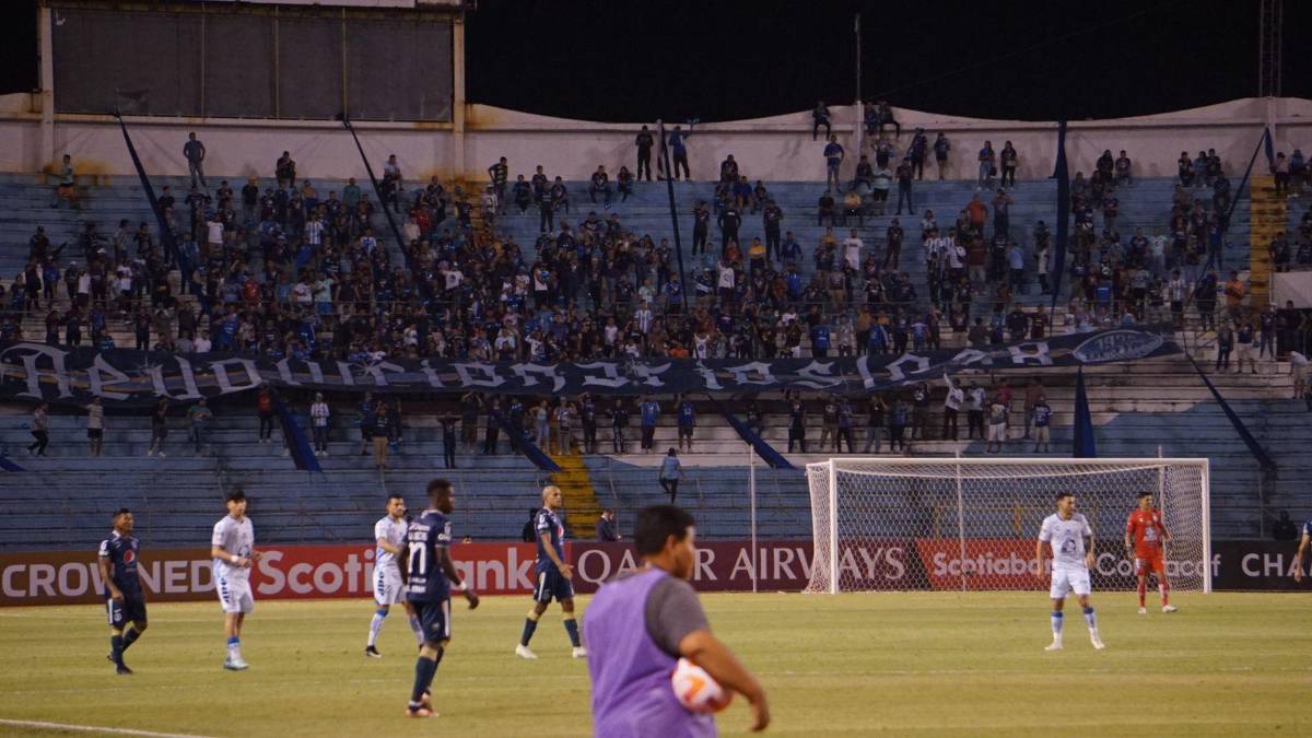 El desespero del DT de Pachuca en el banquillo, la preciosa chica en el Olímpico y el saludo de Lucas Campana