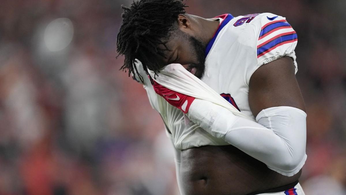 Las imágenes de preocupación tras el desmayo de Damar Hamlin en un partido de la NFL