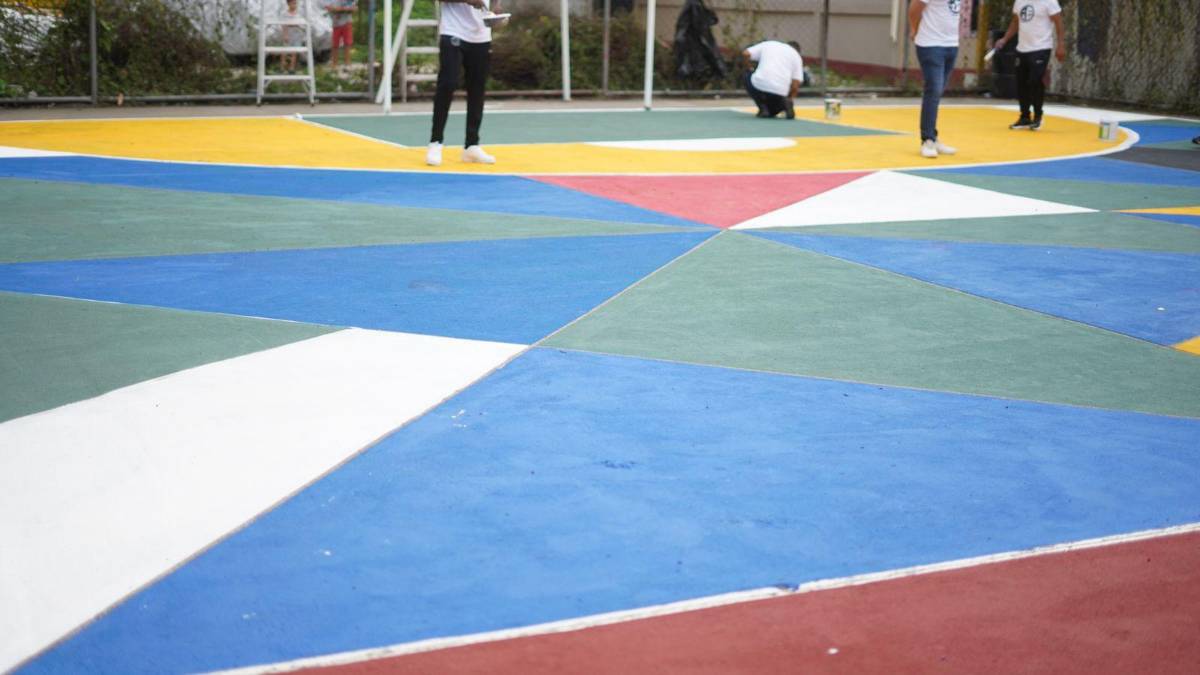 Alberth Elis la hace de pintor y se luce con nuevo trabajo social para al remodelar cancha en famoso barrio