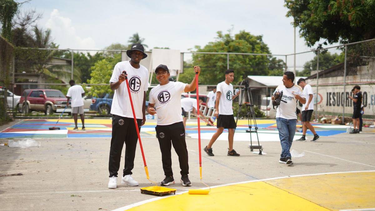 Alberth Elis la hace de pintor y se luce con nuevo trabajo social para al remodelar cancha en famoso barrio