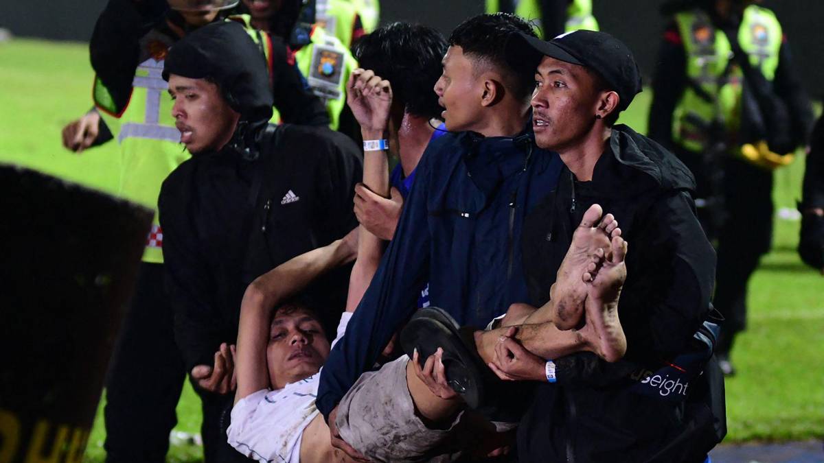 Imágenes aterradoras: Al menos 174 personas perdieron la vida en un partido de fútbol en Indonesia