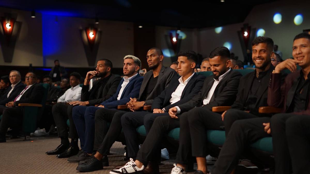 La gala de Liga Nacional en fotos: ¿Con quién llegó Troglio? la belleza en la pasarela azul y los jugadores de Olimpia dejan ver a sus parejas