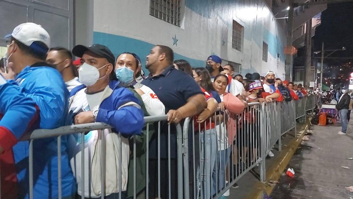 ¡Increíble llenazo! Aglomeración de aficionados a las afueras del estadio Nacional es una locura previo al Olimpia-Municipal