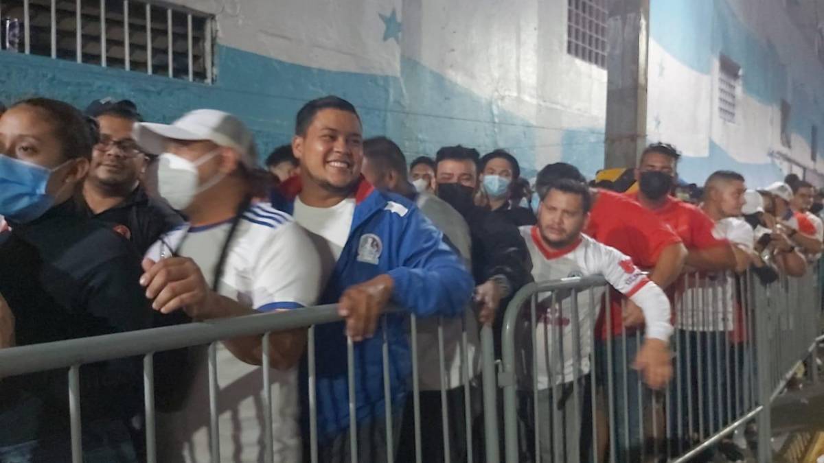 ¡Increíble llenazo! Aglomeración de aficionados a las afueras del estadio Nacional es una locura previo al Olimpia-Municipal