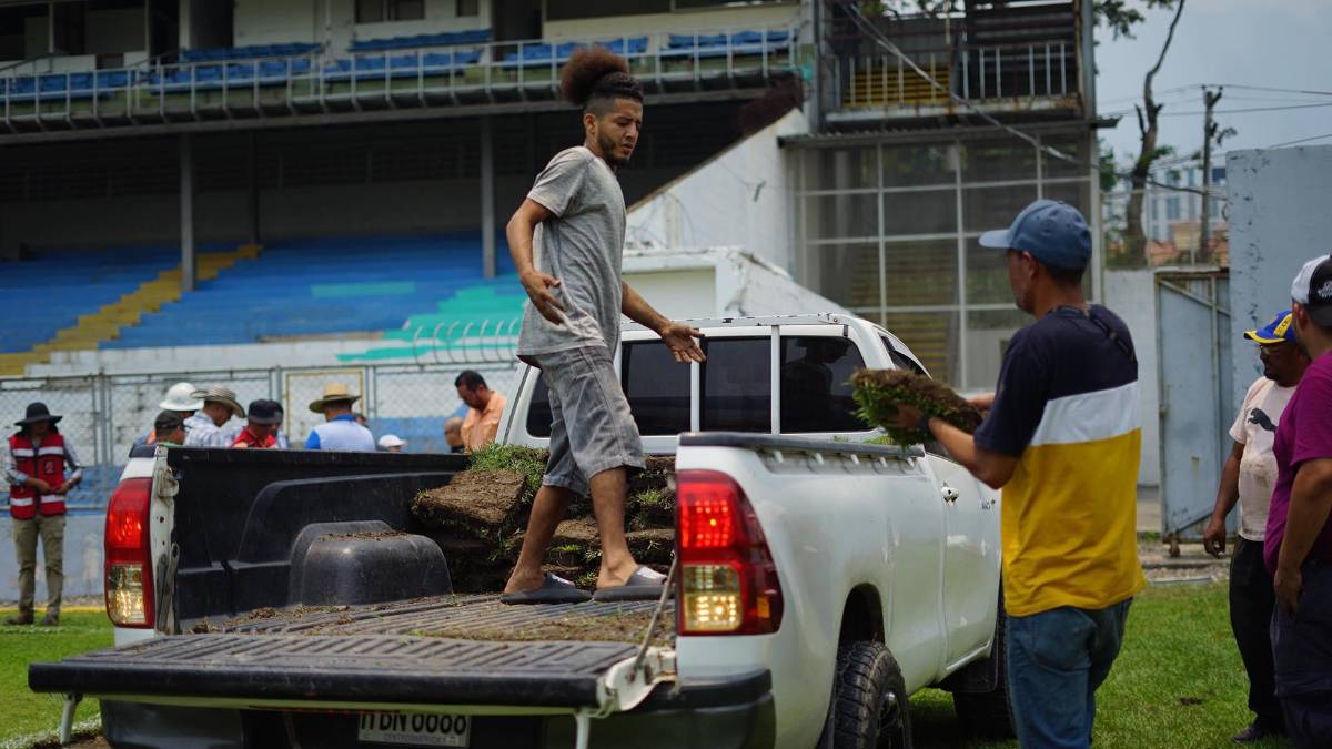 Adiós a la pesadilla: El Estadio Morazán se despide de la grama vieja para instalar engramillado de primer mundo