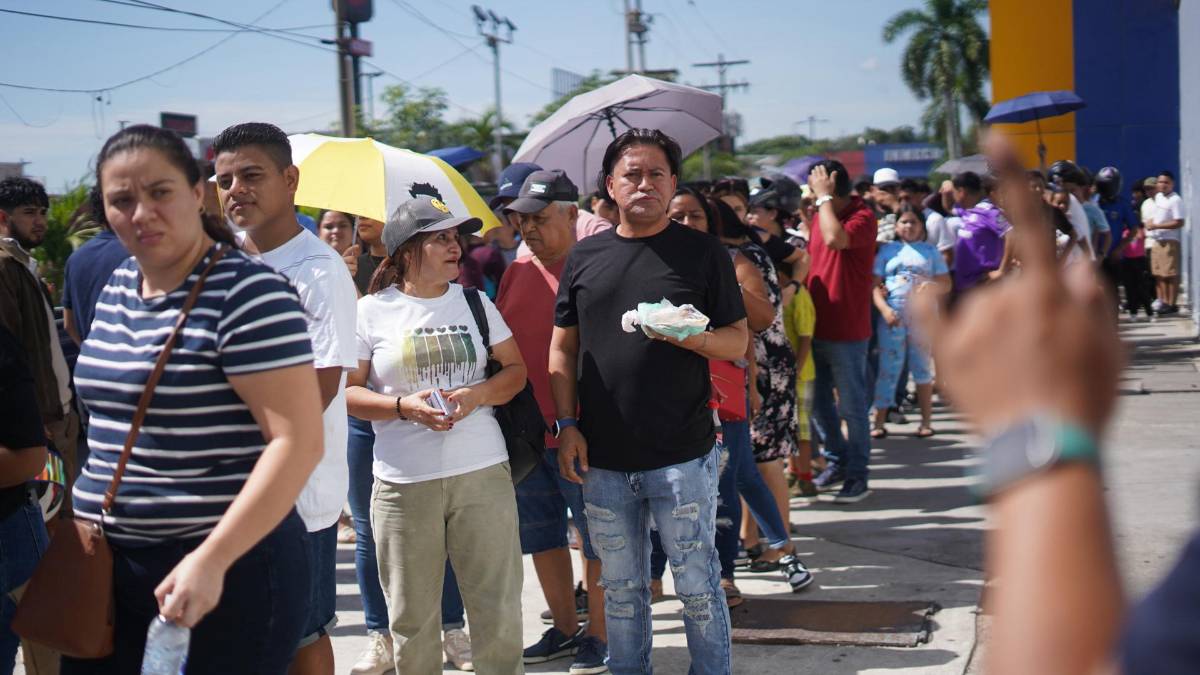 ¡Es una locura! Largas filas para comprar los boletos del partido de tiktokers entre Honduras y El Salvador