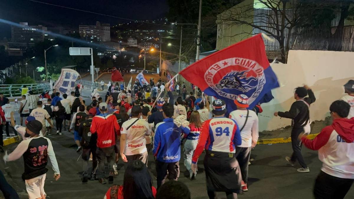 Regalo de la Ultra Fiel a los aficionados y largas filas: así se vive el Olimpia-Cartaginés