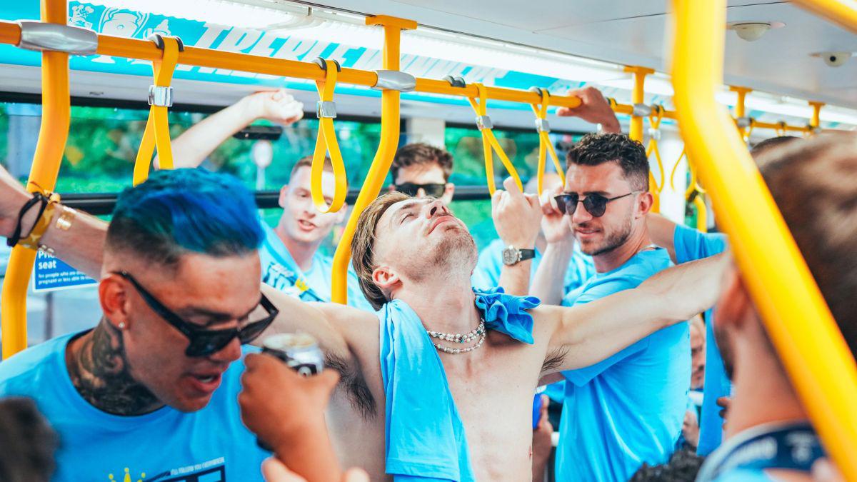 Haaland y Grealish desnudos y como guardias de seguridad; Guardiola con su famoso puro y el hijo de Foden se roba el show en los festejos del City