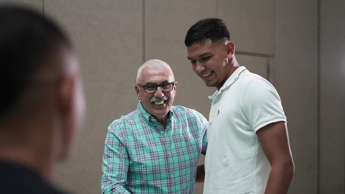 ¡Nostálgico! Así fue el emotivo homenaje de despedida de Marathón a la leyenda Manolo Keosseián: en fotos