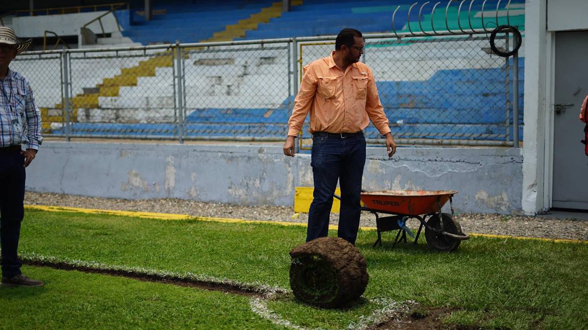 Adiós a la pesadilla: El Estadio Morazán se despide de la grama vieja para instalar engramillado de primer mundo