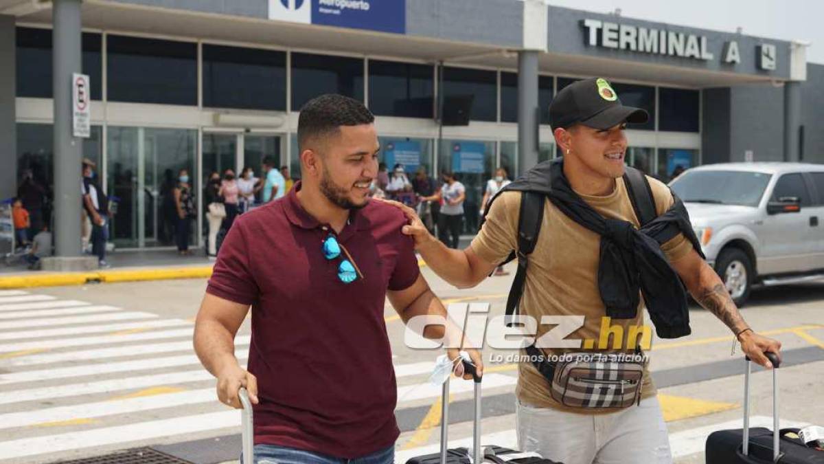 Luis Palma junto a uno de sus amigos que llegó al aeropuerto para recogerlo y partir hacia La Ceiba. Foto: Mauricio Ayala.