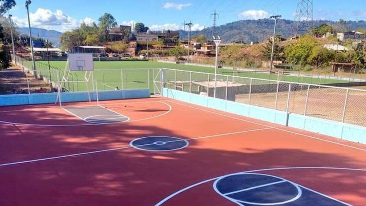 Del barrio a lo profesional: El antes y después de las canchas que se han mejorado en Honduras