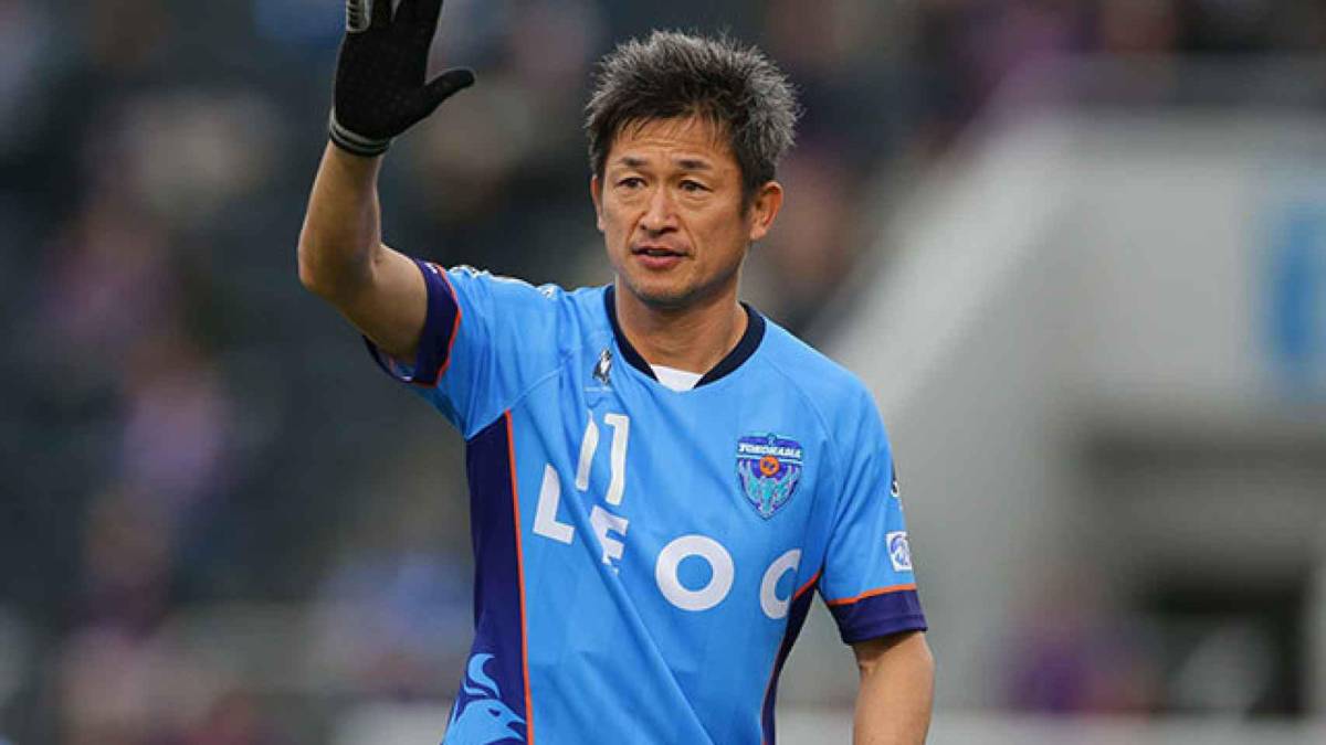 El delantero japonés Kazuyoshi Miura, más conocido por sus aficionados como “King Kazu”, sigue activo a sus 55 años. Es el jugador con más edad en el mundo.