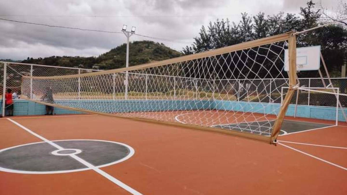 Del barrio a lo profesional: El antes y después de las canchas que se han mejorado en Honduras