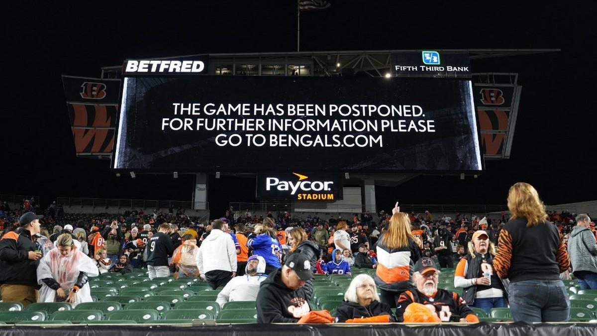 Las imágenes de preocupación tras el desmayo de Damar Hamlin en un partido de la NFL