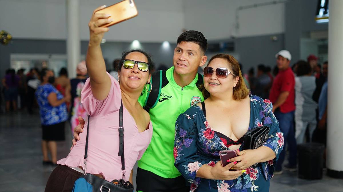 “Bienvenido Chelito”: Francisco Martínez es aclamado en su regreso a Honduras y revela su sorpresa en Estados Unidos