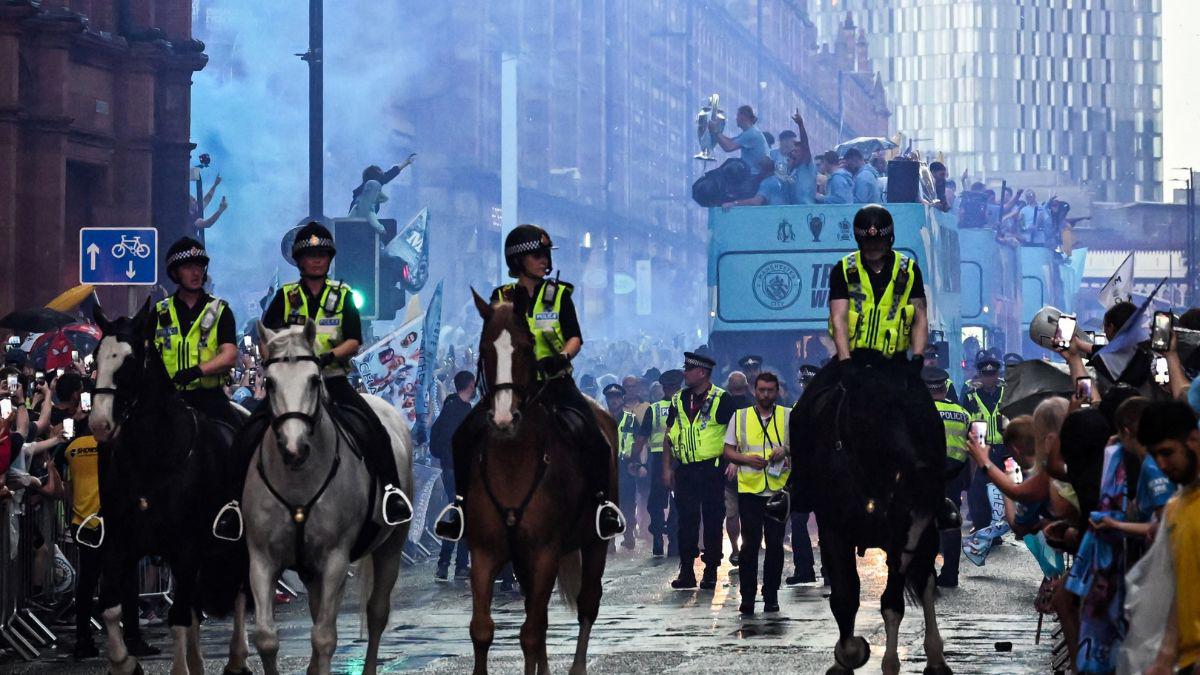 Haaland y Grealish desnudos y como guardias de seguridad; Guardiola con su famoso puro y el hijo de Foden se roba el show en los festejos del City