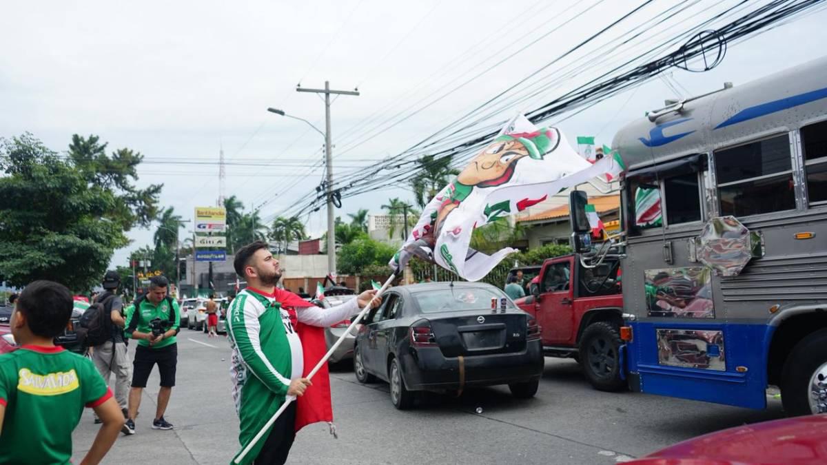 Marathón inaugura su mes de centenario: así fue la caravana del Monstruo Verde en San Pedro Sula; bellas chicas