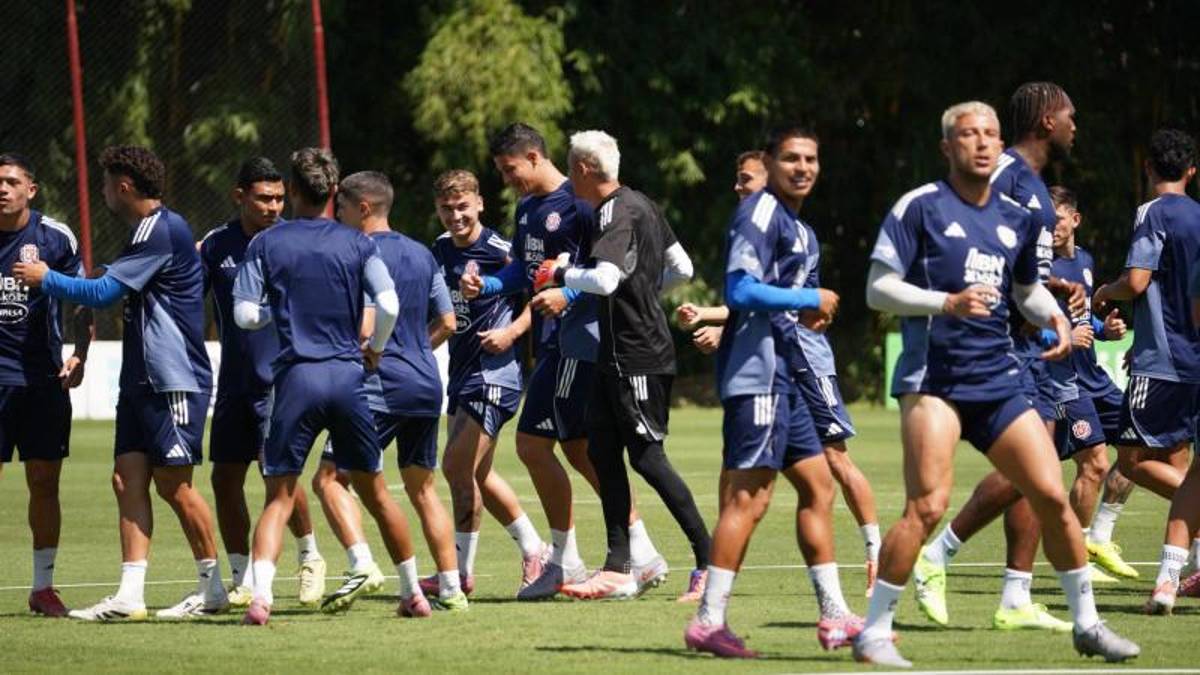 Entre bromas y risas; futbolista lastimado: así fue el último entreno de Costa Rica previo a la batalla ante Honduras