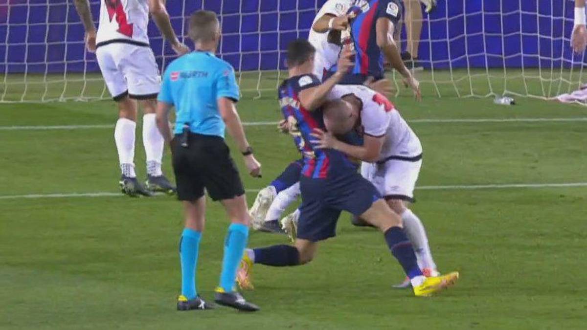 El gesto de Lewandowski tras terminar el partido y codazo de Busquets a Falcao; así fue el penal que pidió todo el Barcelona