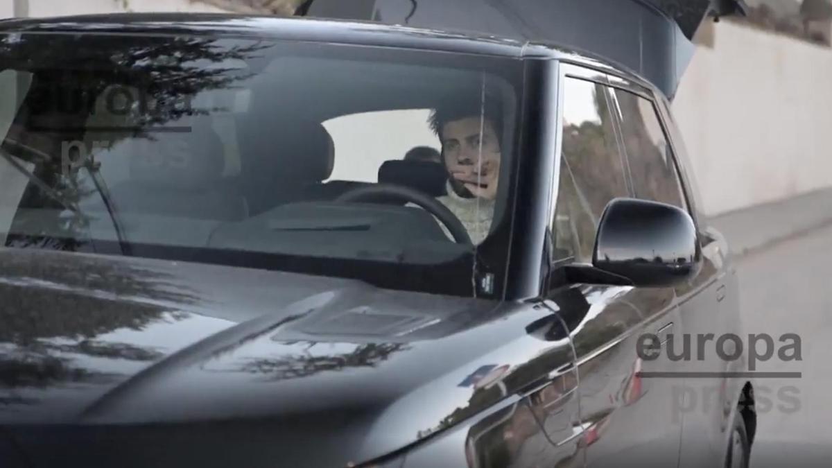 Piqué llega a la casa de Shakira: el motivo especial del reencuentro y quién es la mujer que apareció bajo una manta, ¿Clara Chía?