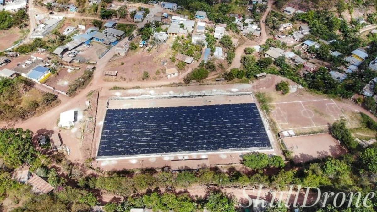 Del barrio a lo profesional: El antes y después de las canchas que se han mejorado en Honduras