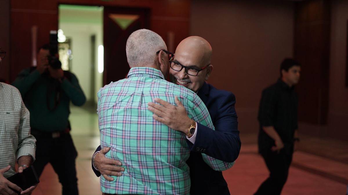 ¡Nostálgico! Así fue el emotivo homenaje de despedida de Marathón a la leyenda Manolo Keosseián: en fotos