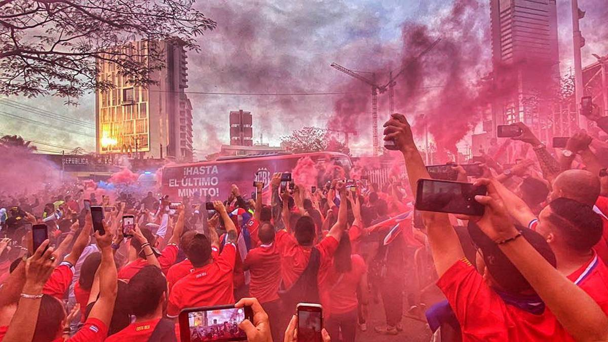 FOTOS: Abrazo eterno de Keylor Navas al nuevo “crack”, homenaje al Perro Bermúdez en el México-El Salvador y reconocimiento en Panamá